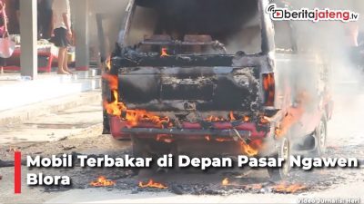 Video Mobil Terbakar di Depan Pasar Ngawen Blora