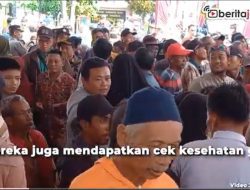 Video Wakapolri Bagi-Bagi Sembako, Ribuan Warga Rela Berdesakan