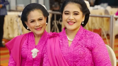 Viral Ibu Iriana Pose 2 Jari dari Mobil Kepresidenan, KPU Tegaskan Hal Ini