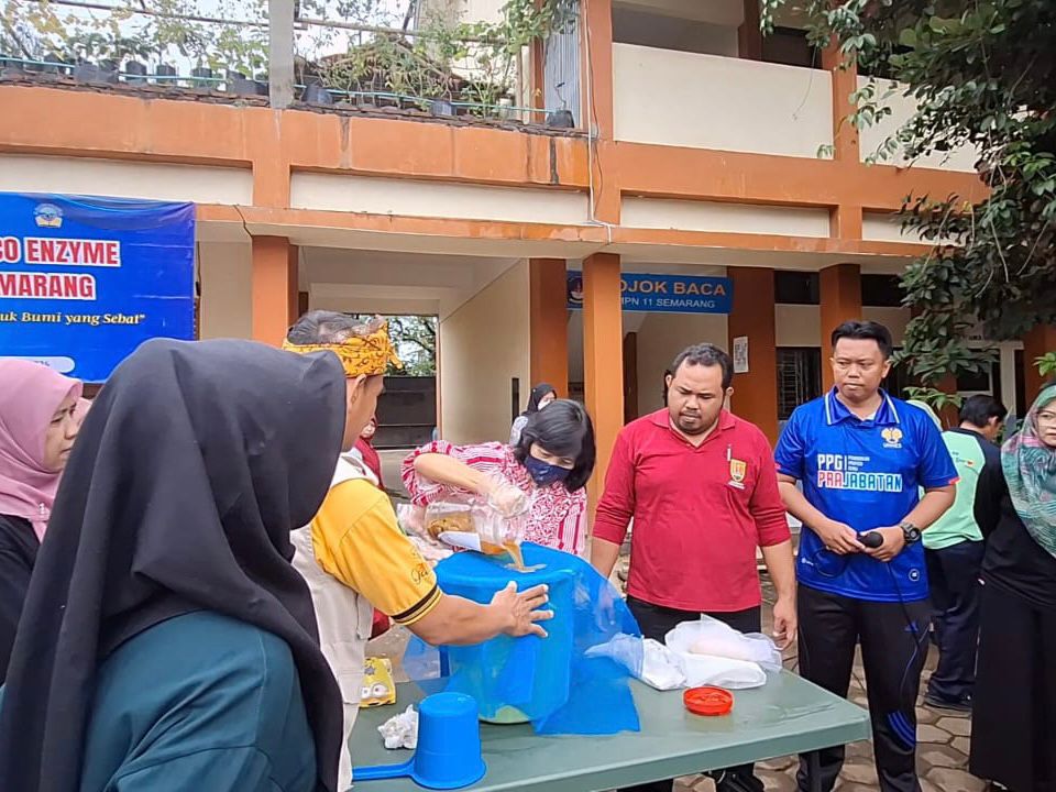 SMPN 11 semarang // eco enzyme