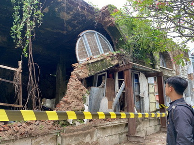 bangunan tua di kawasan kota lama ambruk