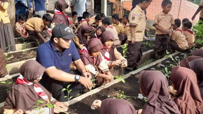 Tingkatkan Kecintaan Lingkungan, Siswa SD Negeri Tugurejo 02 Semarang Belajar Tanam Cabai di Sekolah