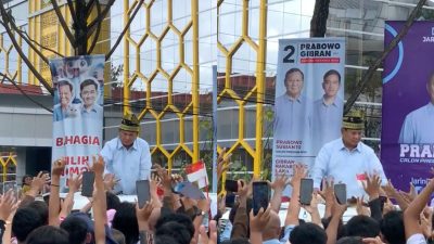 Aksi Prabowo Subianto Bagi-bagi Kaos Saat Kampanye Jadi Sorotan Netizen: Ga Kebayang Presiden Begini