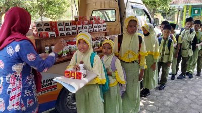 TKD Jateng dan GAZ08 Berbagi Makan Siang dan Susu Gratis di Bulumanis Kidul Pati
