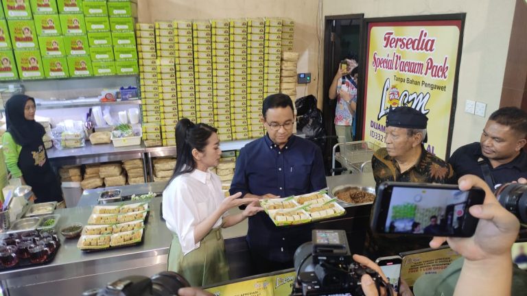 Anies Baswedan Lunpia Cik Meme