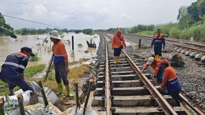 Lima Perjalanan Kereta Api Terhambat Dampak Banjir di antara Stasiun Gubug- Karangjati