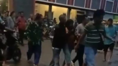 Ketahuan Mencuri di Pasar Rakyat Sidomakmur, Emak-emak ini Diarak Warga