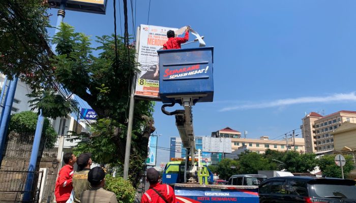 Bawaslu Kota Semarang Sapu Bersih APK Terpasang di Hari Kedua Masa Tenang