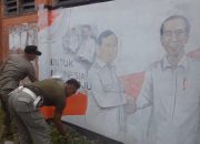 Masa Tenang, Petugas Bersihkan Mural Calon Presiden