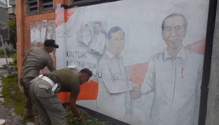 Masa Tenang, Petugas Bersihkan Mural Calon Presiden