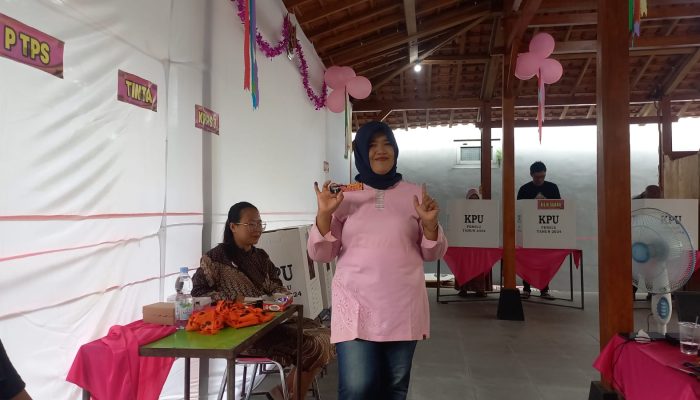 TPS Bernuansa Pink di Blora, Bagikan Coklat untuk 100 Pemilih