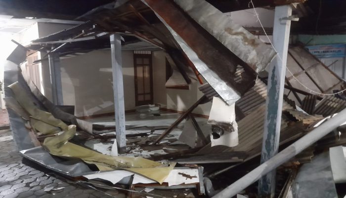 Hujan Angin Sebabkan Garasi Kantor Kecamatan di Blora Ambruk
