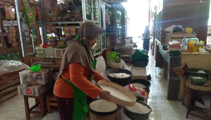 Duh! Beras Mahal, Warga di Blora Kurangi Uang Saku Anaknya untuk Belanja