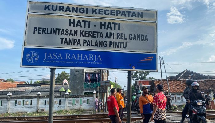 Lewati Perlintasan Rel Tanpa Palang, Pengendara Motor Tertabrak Kereta MMT di Semarang Utara