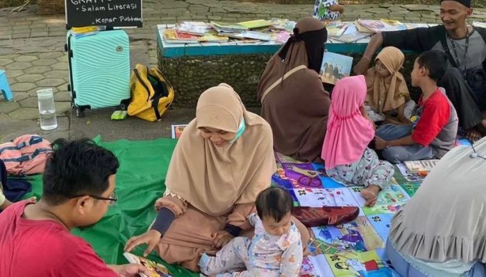 Tingkatkan Minat Baca Anak-anak, Perpustakaan Jalanan Ini Gelar Lapak Baca Buku Pakai Koper