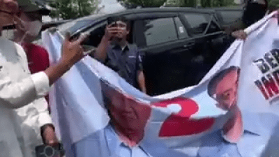 Dihadang Pendukung Prabowo di Balikpapan, Ganjar: Spanduknya Jangan Ditutup, Nanti Dimarahin Lho