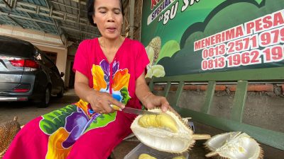 Intip Kisah Sepasang Suami Istri Ini Tetap Menjaga Cita Rasa Durian Khas Gunungpati yang Autentik