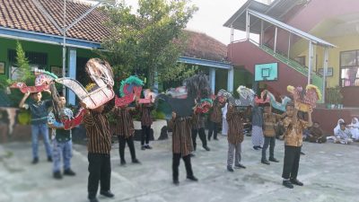 Jaga Identitas Bangsa, Siswa SD Negeri Tugurejo 02 Semarang Gelar Kirab Budaya