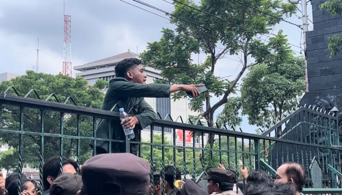 Paksa Temui Pj Nana Sudjana, Puluhan Mahasiswa Semarang Bawa Pesan ‘Makzulkan Jokowi’