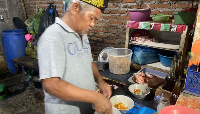 Mencicipi Pedas dan Segarnya Mie Gepeng Pangsit Pak Totok di Semarang