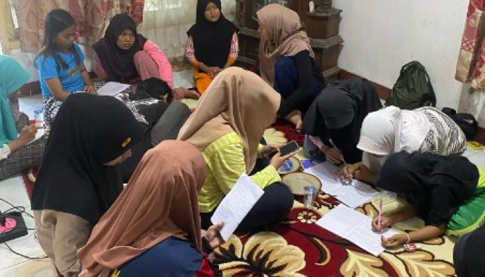 KKN di Desa Rowosari, Mahasiswa UPGRIS Semarang Ajak Siswa SD Belajar Membaca Hingga Aksara Jawa