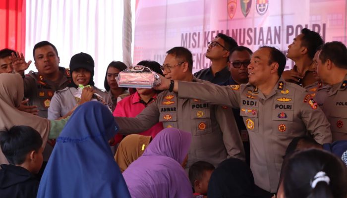 Mabes Polri Kirim Tim Kemanusiaan Bantu Korban Banjir Demak, Termasuk Polwan Tanggap Bencana