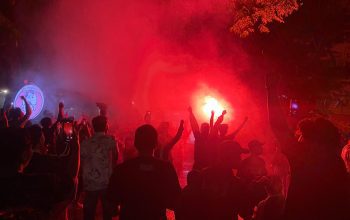 Ultras Garuda Semarang Tetap Semangat Nobar Timnas Indonesia vs Vietnam Meski Diguyur Hujan Deras