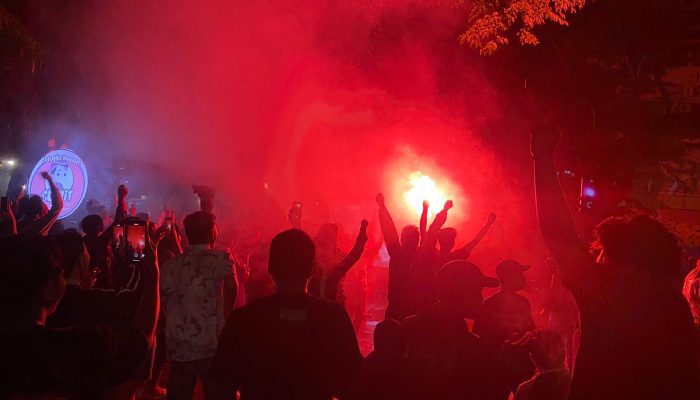 Ultras Garuda Semarang Tetap Semangat Nobar Timnas Indonesia vs Vietnam Meski Diguyur Hujan Deras