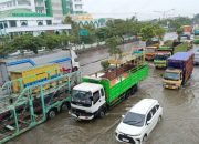 Hujan Tak Kunjung Henti, Jalur Pantura Kaligawe Semarang Dilanda Banjir, Arus Lalu Lintas Tersendat