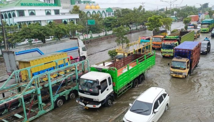 Hujan Tak Kunjung Henti, Jalur Pantura Kaligawe Semarang Dilanda Banjir, Arus Lalu Lintas Tersendat