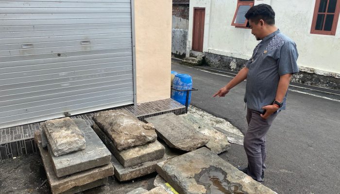 Viral Belasan ‘Bongpay’ Batu Nisan Makam Tionghoa Jadi Tutup Selokan di Jomblang Semarang