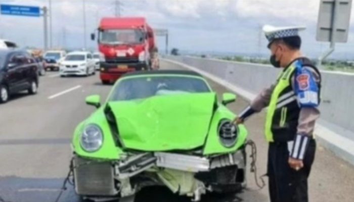 Pengemudi Porsche yang Viral Usai Tabrak Livina Ternyata Satu Geng dengan Crazy Rich Surabaya Ini?