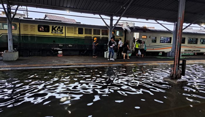 KAI Daop 4 Alihkan Layanan Penumpang di Stasiun Semarang Poncol Akibat Banjir