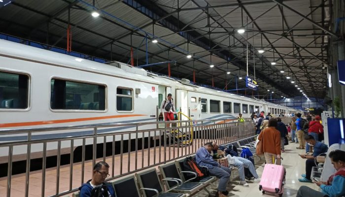 Banjir Semarang Belum Surut , KAI Lakukan Pembatalan dan Rekayasa Pola Operasi Kereta Api