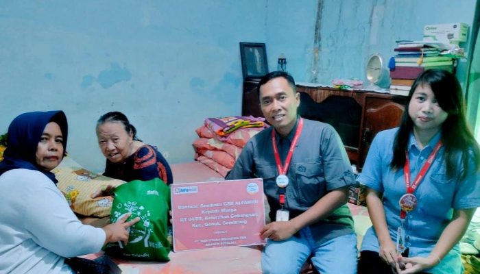 Alfamidi Salurkan Bantuan Sembako untuk Warga Korban Banjir di Semarang
