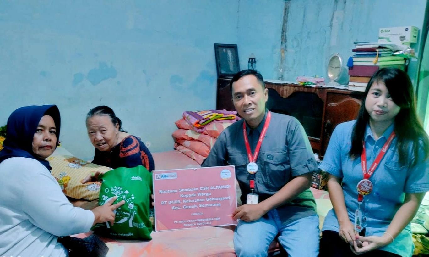 Alfamidi Salurkan Bantuan Sembako untuk Warga Korban Banjir di Semarang
