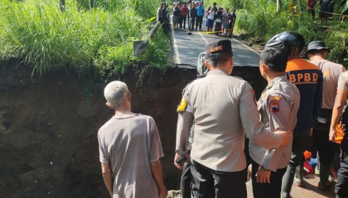 Jembatan Randuacir Salatiga Roboh, Seorang Pengendara Motor Tewas Tertimbun, Dua Lainnya Luka