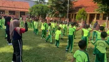 Ajarkan Pola Hidup Sehat, Tim KKN UPGRIS Rowosari Gelar Senam Bareng dan Kegiatan Sadar Kebersihan