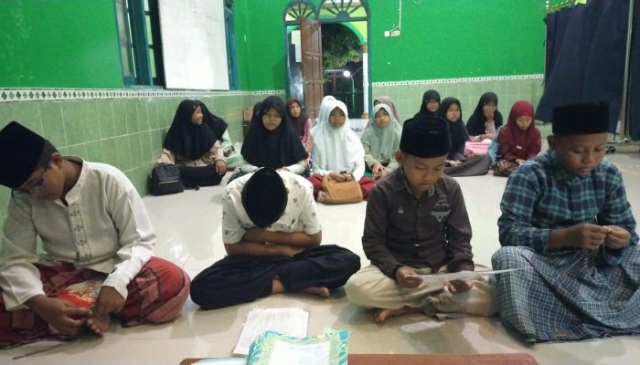Kenalkan Dunia Pesantren, SD Negeri Tugurejo 02 Ajak Siswa Belajar Kitab Kuning Selama Ramadhan