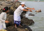 Jelang Nyepi, Umat Hindu Semarang Gelar Upacara Melasti, Ambil Air Suci di Pantai Marina