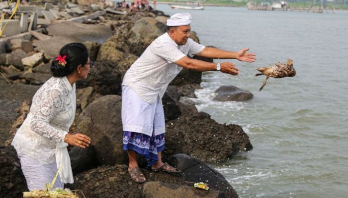 Jelang Nyepi, Umat Hindu Semarang Gelar Upacara Melasti, Ambil Air Suci di Pantai Marina