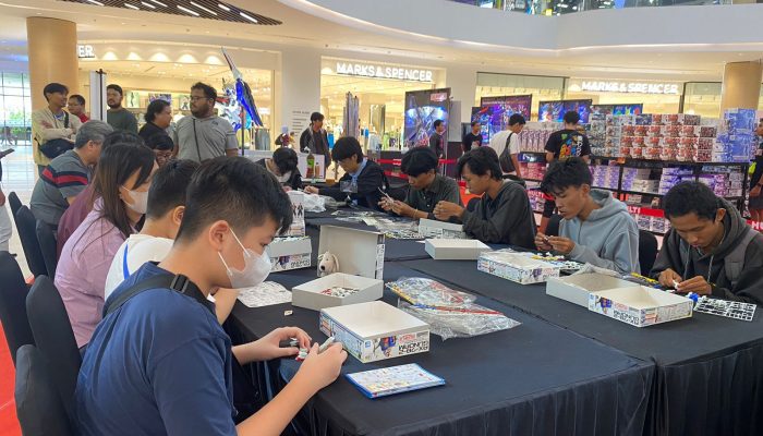 Asyiknya Ngabuburit Sambil Merakit Gundam, Tua dan Muda Sibuk Susun Robot Rakitan Jepang