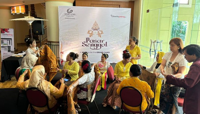 Lestarikan Budaya Jawa, Komunitas Diajeng Semarang Gelar Workshop Cara Mewiru Jarik