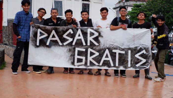 Protes Mahalnya Harga Bahan Pokok, Sekelompok Pemuda di Kota Semarang Gelar Pasar Gratis