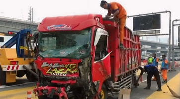 truk kecelakaan beruntun tol halim utama