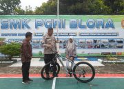 Sekolah Jalan Kaki 8 Km, Pelajar di Blora Ini Dapat Sepeda dari Polisi, Alasannya Bikin Iba