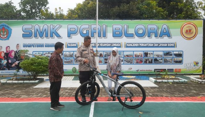 Sekolah Jalan Kaki 8 Km, Pelajar di Blora Ini Dapat Sepeda dari Polisi, Alasannya Bikin Iba