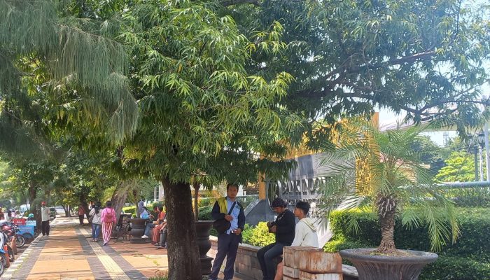 Rela Antre Sejak Jam 2 Dini Hari, Begini Antusias Warga Semarang Tukar Uang Baru untuk Lebaran