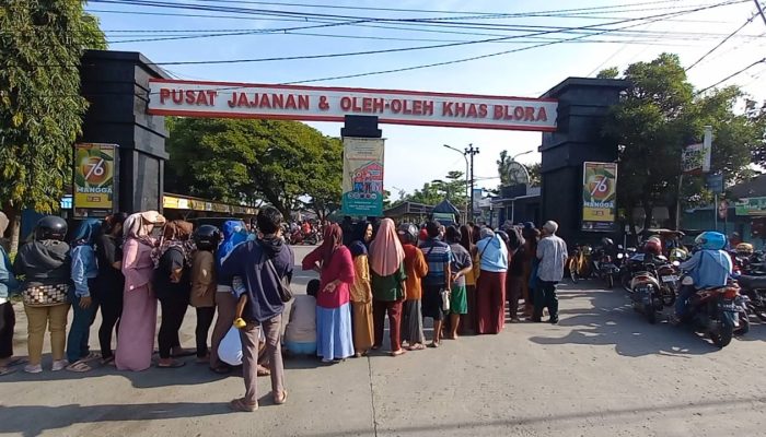 Mengular, Ribuan Warga Rela Antre dari Pagi Demi Beras Murah di Blora