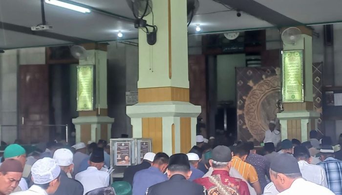 Anak Kos Merapat! Masjid Kauman Semarang Siapkan 500 Takjil, Menu Ganti Tiap Hari